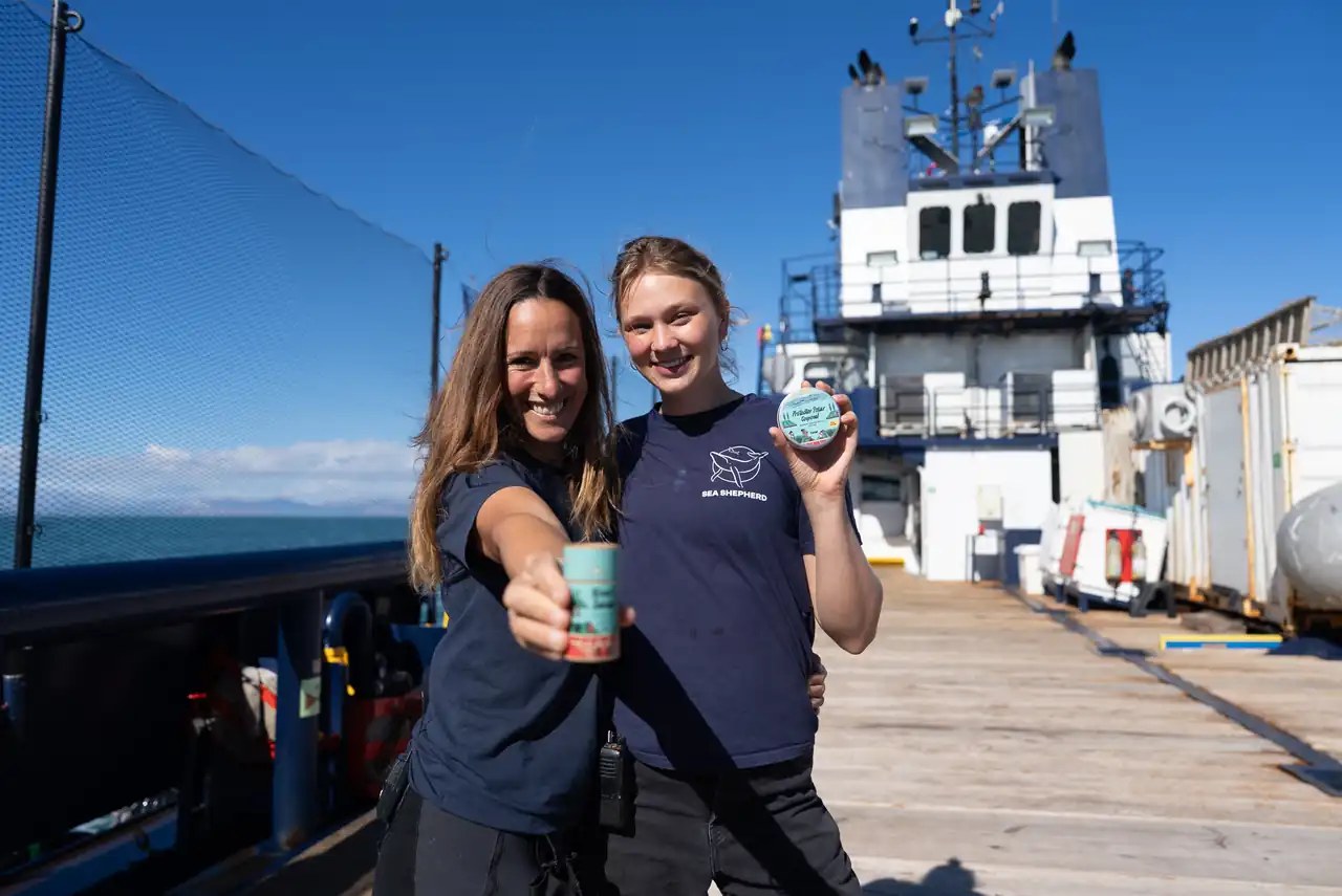 Dos personas en la cubierta de un barco de Sea Shepherd