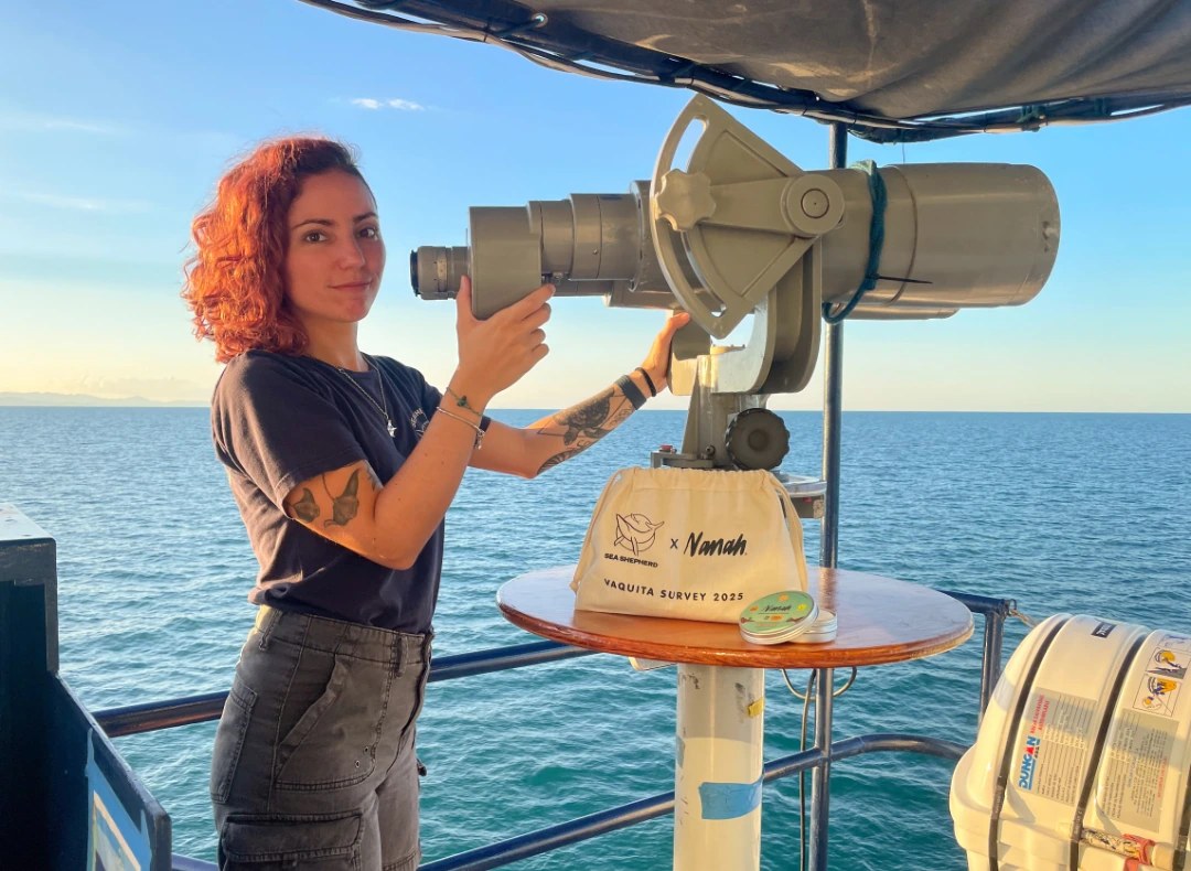 Crew de Sea Shepherd a bordo con productos Nanah